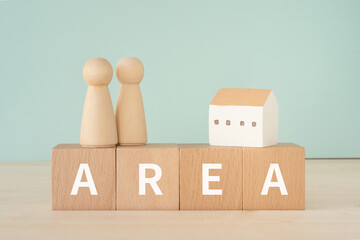 AREAと書かれたブロックと人形と家
