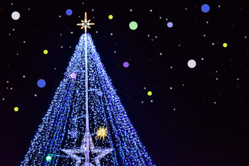 夜空に輝くクリスマスツリーと星とイルミネーション