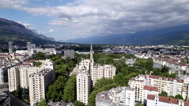 Grenoble, ville, drone, paysage, b&acirc;timent, beau , rue, mairie, caserne de bonne, tour Perret, parc Paul mistral, PPM, Tram C, piscine, Jean Bron, arbre, bastille, Vercors, chartreuse, Belledonne