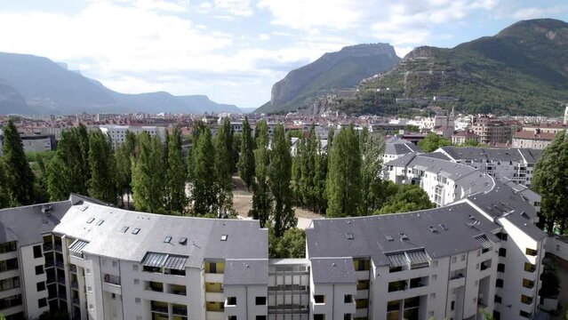 Grenoble, ville, drone, paysage, b&acirc;timent, beau , rue, mairie, caserne de bonne, tour Perret, parc Paul mistral, PPM, Tram C, piscine, Jean Bron, arbre, bastille, Vercors, chartreuse, Belledonne
