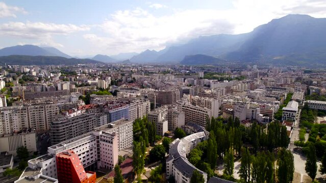 Grenoble, ville, drone, paysage, b&acirc;timent, beau , rue, mairie, caserne de bonne, tour Perret, parc Paul mistral, PPM, Tram C, piscine, Jean Bron, arbre, bastille, Vercors, chartreuse, Belledonne