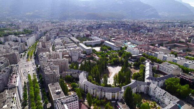 Grenoble, ville, drone, paysage, b&acirc;timent, beau , rue, mairie, caserne de bonne, tour Perret, parc Paul mistral, PPM, Tram C, piscine, Jean Bron, arbre, bastille, Vercors, chartreuse, Belledonne