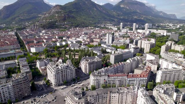 Grenoble, ville, drone, paysage, b&acirc;timent, beau , rue, mairie, caserne de bonne, tour Perret, parc Paul mistral, PPM, Tram C, piscine, Jean Bron, arbre, bastille, Vercors, chartreuse, Belledonne