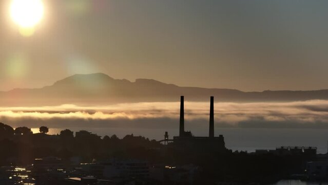 Alcudia Mallorca central t&eacute;rmica pueblo con playa y amaneciendo de fondo 50fps