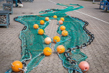 Zum Trocknen ausgebreitete Fischernetze am Hafen