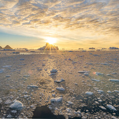 dramatischer Sonneuntergang / Abendstimmung in der Cierva Cove - ein tiefer Meeresarm an der Westseite der Antarktischen Halbinsel, umringt von der Cierva-Bucht im San Martín-Land - Antarktis