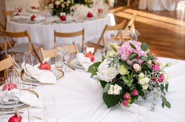 Beautiful wedding decoration. Banquet table setting and decoration. Flower decoration of wedding tables. Cutlery on the table.