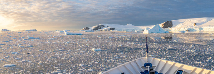 dramatischer Sonneuntergang / Abendstimmung in der Cierva Cove - ein tiefer Meeresarm an der Westseite der Antarktischen Halbinsel, umringt von der Cierva-Bucht im San Martín-Land - Antarktis - obrazy, fototapety, plakaty