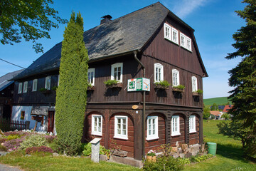 Taubenheim in der Oberlausitz im Frühjahr, das Sonnenuhrendorf - obrazy, fototapety, plakaty