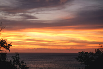 夕焼けの空と海