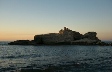 La roca en medio del mar. 