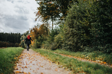 junge Frau Spaziergang im Herbst - AS