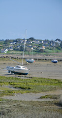 Petits voiliers sur le sable &agrave; mar&eacute;e basse au port de Ploumanac'h sur la c&ocirc;te bretonne en France