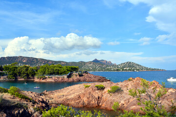 Fototapeta na wymiar Panorama-Blick über eine kleine Bucht an der Côte d'Azur