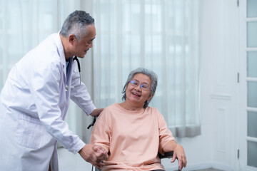 Obraz premium Female doctors carry out disease tests and give senior people treatment advice.