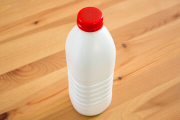 Kunststoff Flasche weiß rot auf Holz Hintergrund