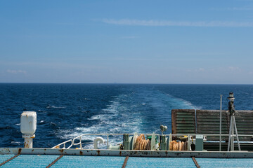 玄界灘を進む客船の船尾から見る景色