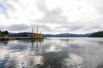 Fototapeta na wymiar 元箱根港から見る芦ノ湖と遊覧船