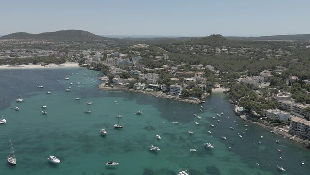 Mallorca puerto de Santa Ponsa barcos 50fps (Formato D-log para edici&oacute;n y correcci&oacute;n de color profesional)	