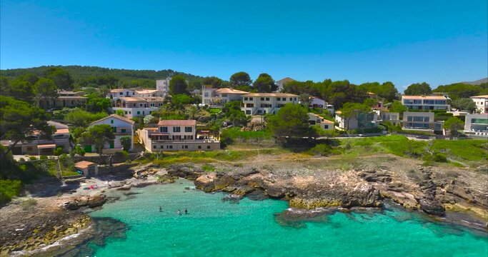 Alcudia Mallorca, personas ba&ntilde;&aacute;ndose en la playa
