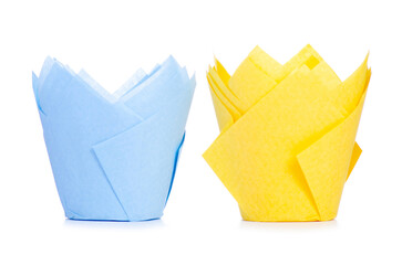 Naklejka premium Paper forms for cupcakes on white background isolation