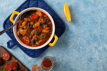 Pork stew with chorizo and black beans. Served with orange and seasoned with hot chili peppers. Perfect with tortillas.