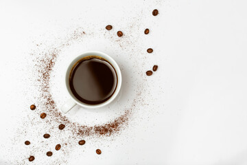 Obraz premium Coffee plant states, roasted beans, ground coffee and brewed black coffee drink in a white cup.