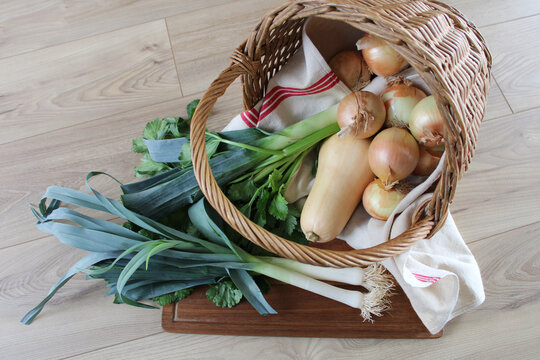 L&eacute;gumes dans une corbeille, panier en osier, oignons, poireaux, celeri, potimarron, courge