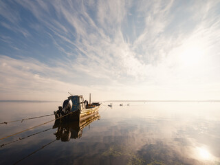 朝の美しい小川原湖に浮かぶボート