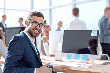 Naklejka premium successful business man sitting at office Desk