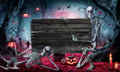 Foto op Plexiglas Halloween-kaart in bos met houten bord - kerkhof bij nacht met pompoenen en skeletten © Romolo Tavani