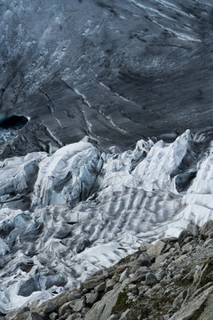 Kampf gegen die globale Erw&auml;rmung am Rhone Gletscher in den schweizer Alpen.