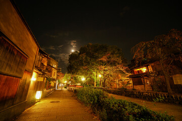 祇園 ライトアップされた夜の白川筋