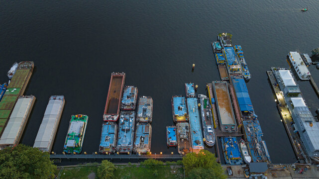 container oustide harbour transport maritim blue