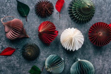 Trendy decorative paper Christmas tree baubles, DIY project, Organic Modern Design, Hanging Festive Honeycomb Foldable 3D balls, minimalist and plastic free