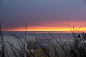 Strandkörbe in der Abendstimmung