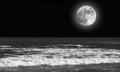 Mar con luna llena. Nocturna.