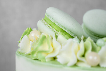 macro decor on cake with green cream and macarons