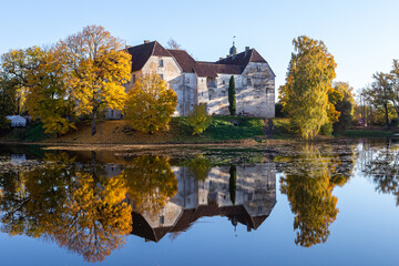 Fototapeta na wymiar the reflection of the medieval manor in the lake