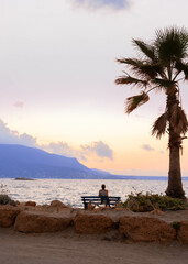 widok na przepikny zachód słońca nad morzem Egejskim w Grecji - obrazy, fototapety, plakaty