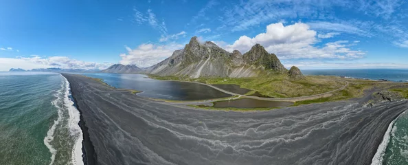 Drohnenblick auf das Meer bei Hofn in Island © fotoember
