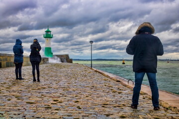 sassnitz, deutschland - kai im sturm mit leuchtturm