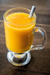 glas heißer sanddornsaft mit schuss