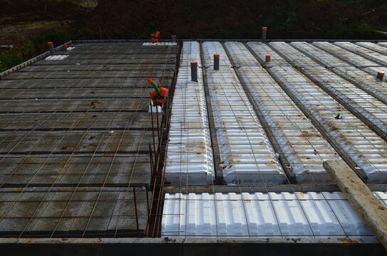 Fondation d'une maison en construction.	