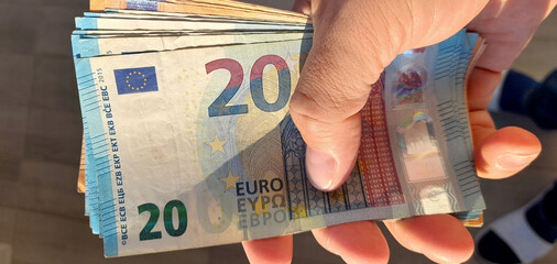 Banconote da 20 e 50 euro nelle mani di una persona