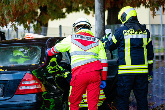 Feuerwehr und Sanitäter bei Verkehrsunfall