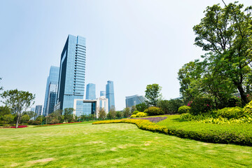 Naklejka premium Green park next to business center buildings