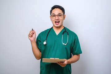 Cheerful asian male nurse or doctor having good idea while holding clipboard