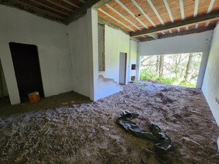 casa constru&ccedil;&atilde;o antiga inacabada