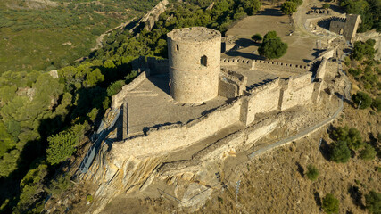 Fototapeta premium vistas del castillo de Jimena de la Frontera en el parque natural de los alcornocales en la provincia de Cádiz, España